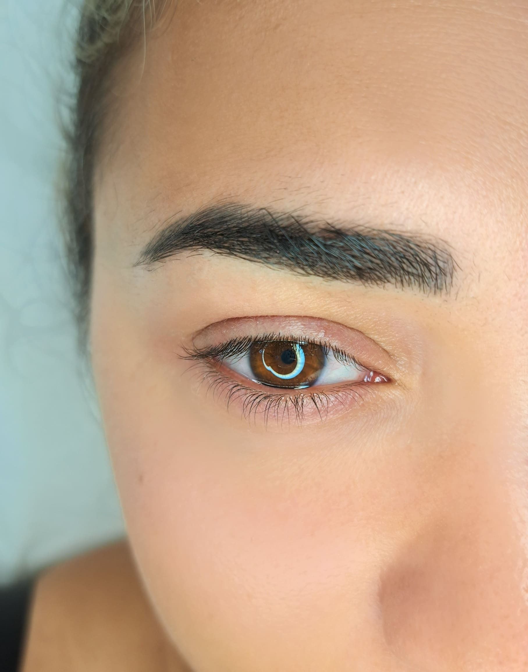 Un primer plano del ojo y las cejas de una mujer.