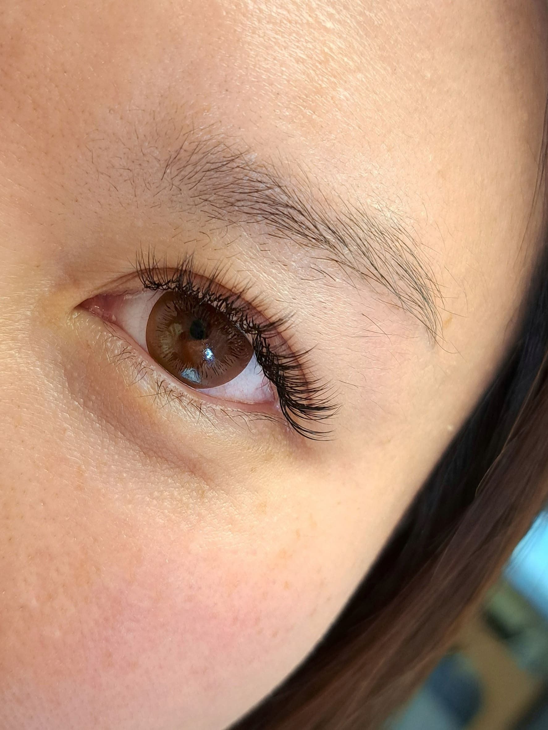 Un primer plano del ojo de una mujer con rímel.
