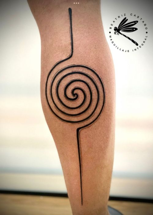 Una persona tiene un tatuaje de una espiral en la pierna.