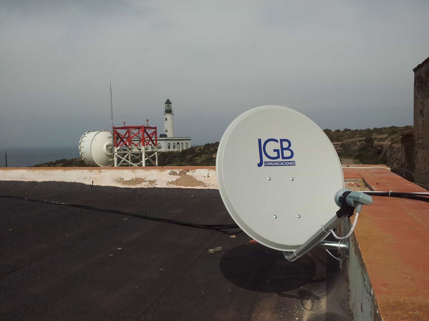 Una antena parabólica con las letras jgb