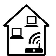 Una casa con dos computadoras y un enrutador dentro de ella.