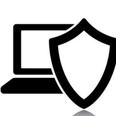 Una computadora portátil con un escudo delante de ella.
