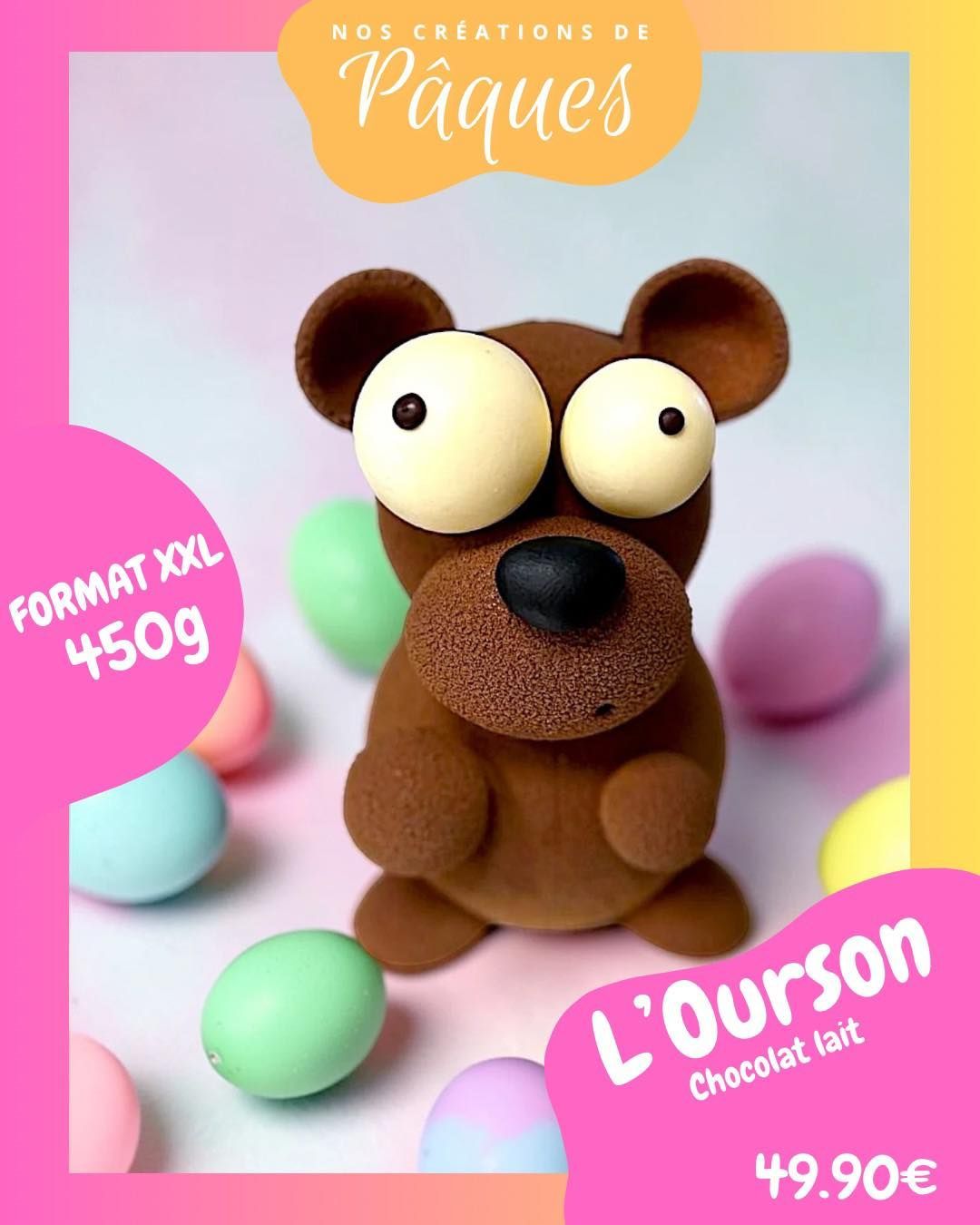 Un ours en chocolat aux grands yeux entouré d'œufs en chocolat colorés, portant l'étiquette L'Ourson, au prix de 49,90 €.