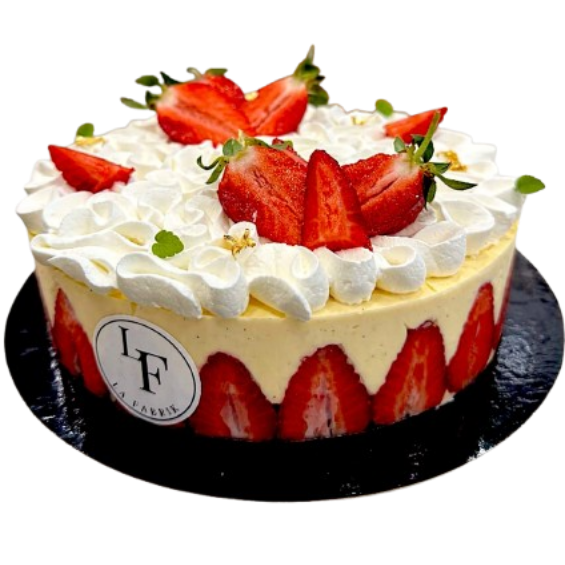 Un fraisier de pâtisserie avec des fraises fraîches et le logo La Fabrik sur le côté