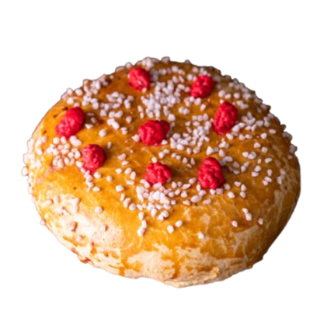 Une petite brioche ronde et dorée, recouverte de sucre perlé blanc et de plusieurs petites pralines roses.