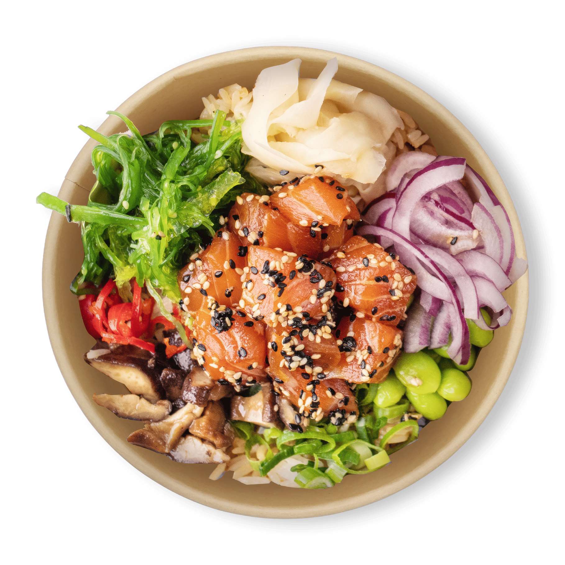 Un bol de poke garni de saumon en dés, de salade d'algues, de gingembre mariné, d'oignon rouge, d'edamames et de champignons, le tout servi sur du riz.