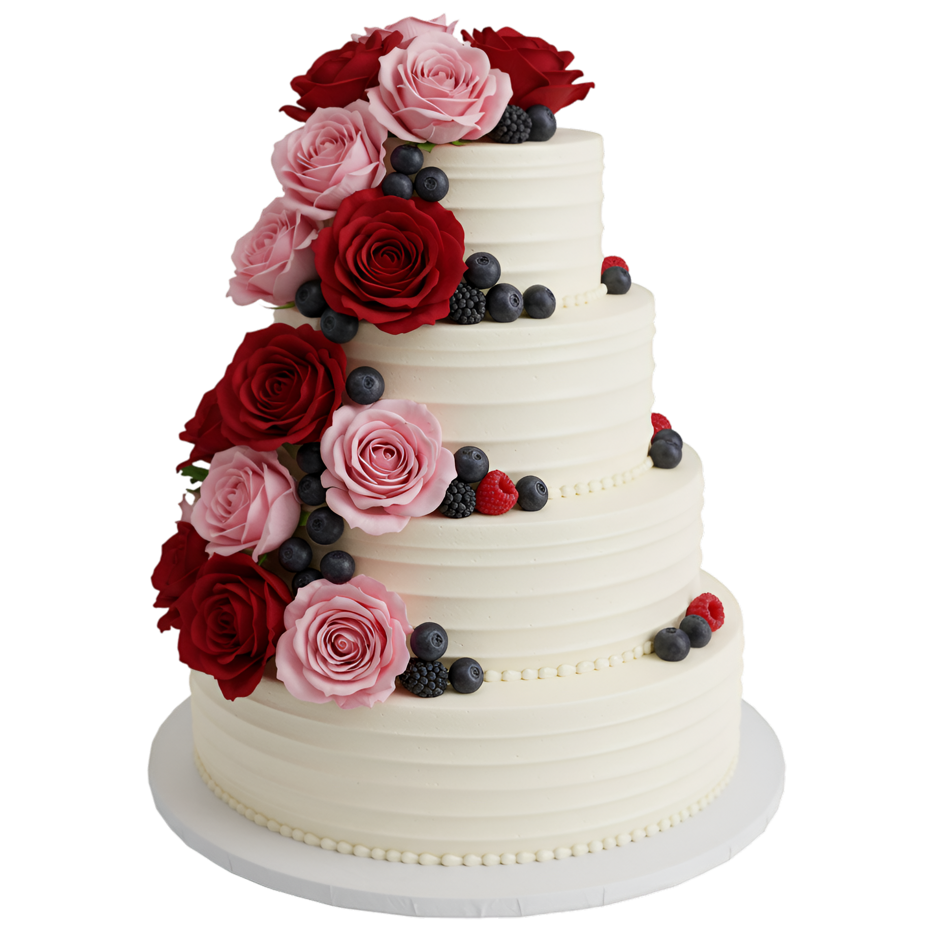 Un gâteau blanc à quatre étages, recouvert de glaçage et décoré d'une cascade de roses rouges et roses, de myrtilles et de framboises.