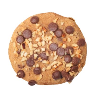 Un cookie rond garni de pépites de chocolat et de noix finement hachées, sur fond blanc.