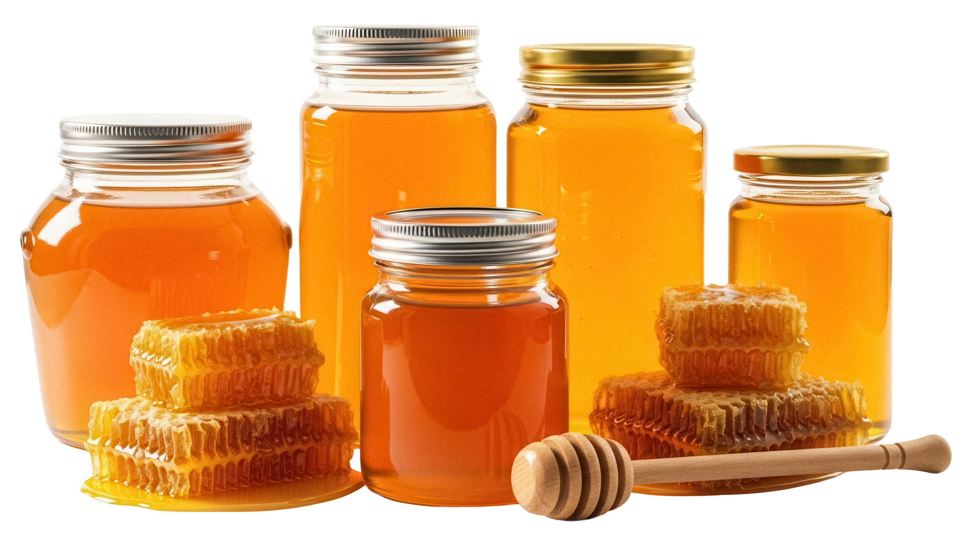 Cinq pots de miel ambré avec des morceaux de rayon de miel et une cuillère à miel en bois sur fond blanc.