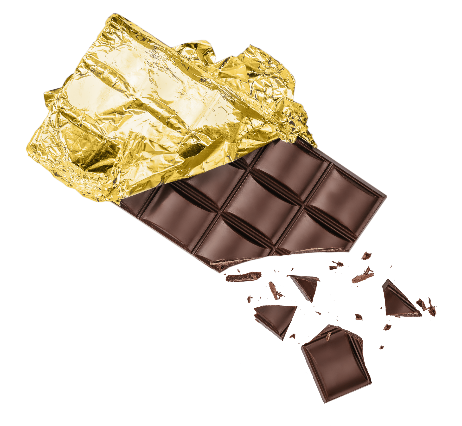 Une tablette de chocolat partiellement déballée, recouverte de papier doré, dont les morceaux brisés sont éparpillés sur un fond blanc uni.