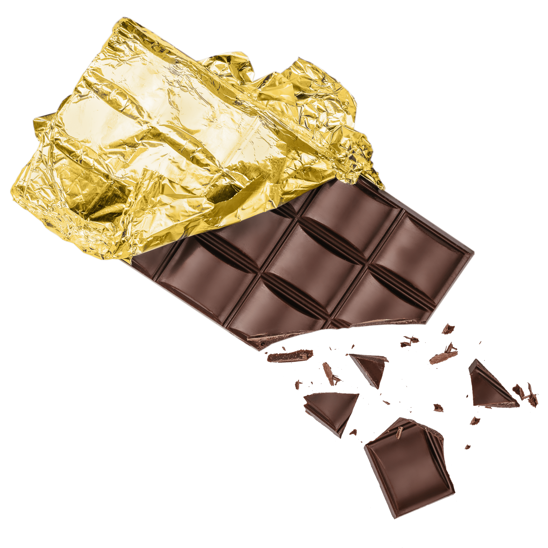 Une tablette de chocolat noir partiellement déballée de son papier doré, avec plusieurs morceaux brisés éparpillés en dessous.