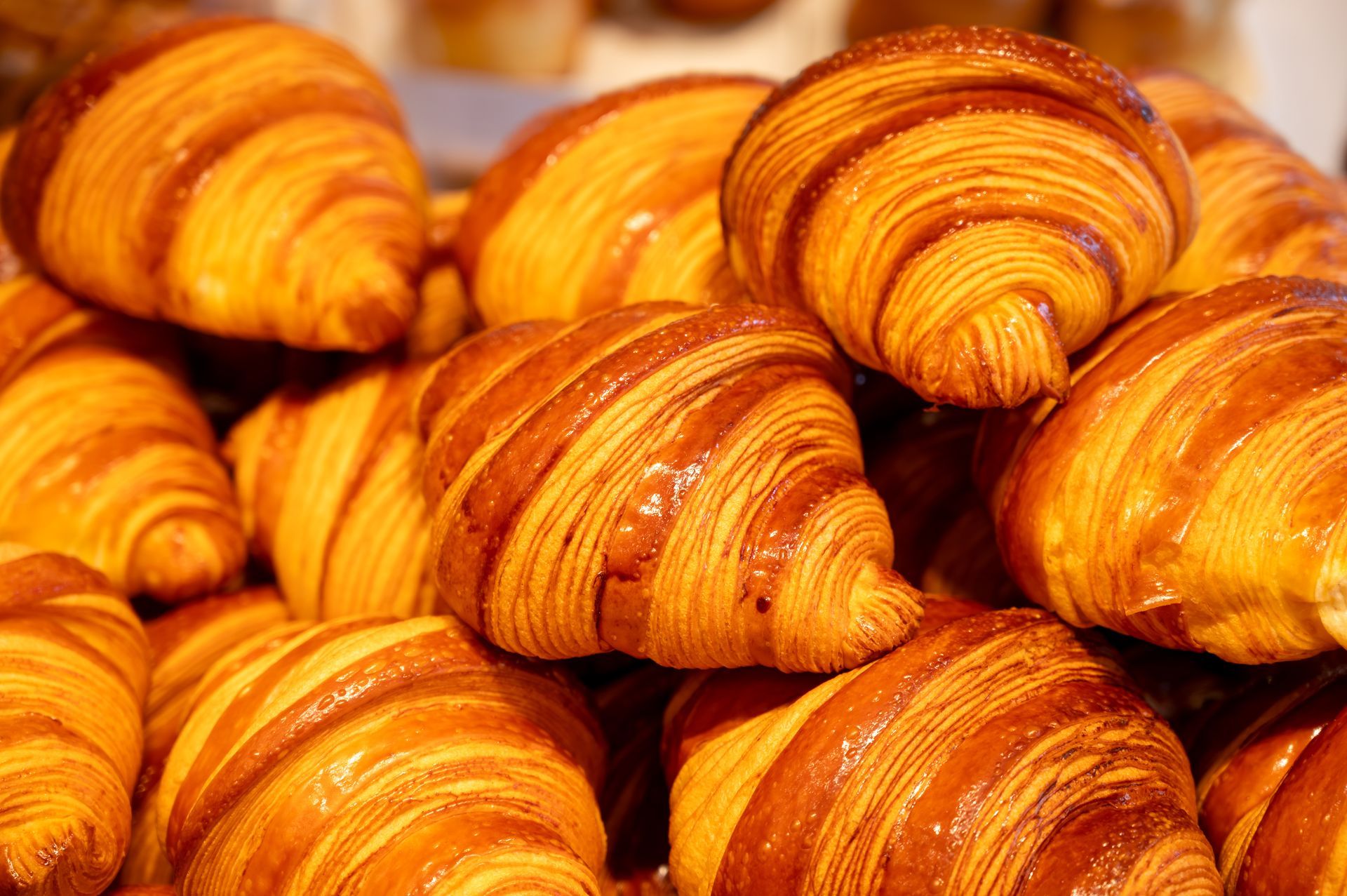 Une pile de croissants dorés et feuilletés, serrés les uns contre les autres.