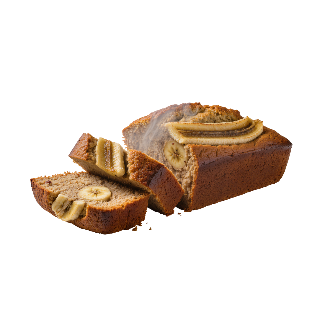 Un cake aux bananes sur fond blanc, avec des tranches garnies de rondelles de banane fraîche.