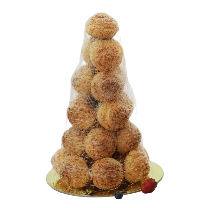 Un croquembouche, une tour conique de choux à la crème dorés, maintenus ensemble par du sucre filé, sur un socle doré.