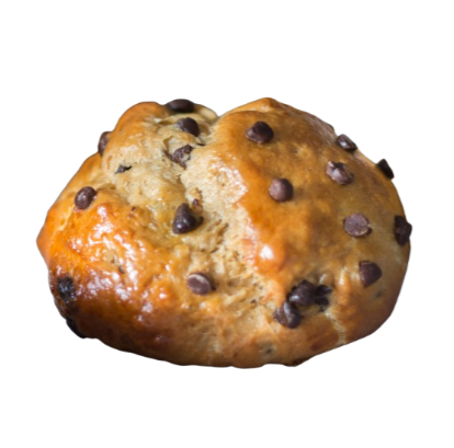 Une petite brioche dorée, parsemée de pépites de chocolat noir, sur fond blanc.