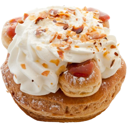 Un saint-honoré avec une base de chou, d'autres choux caramélisés posés dessus et une crème chantilly recouverte d'amandes effilées.