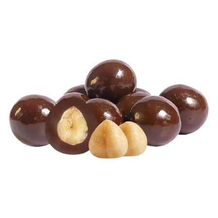 Un tas de noisettes enrobées de chocolat, dont une coupée en deux pour révéler la noisette à l'intérieur, et deux noisettes sans chocolat.