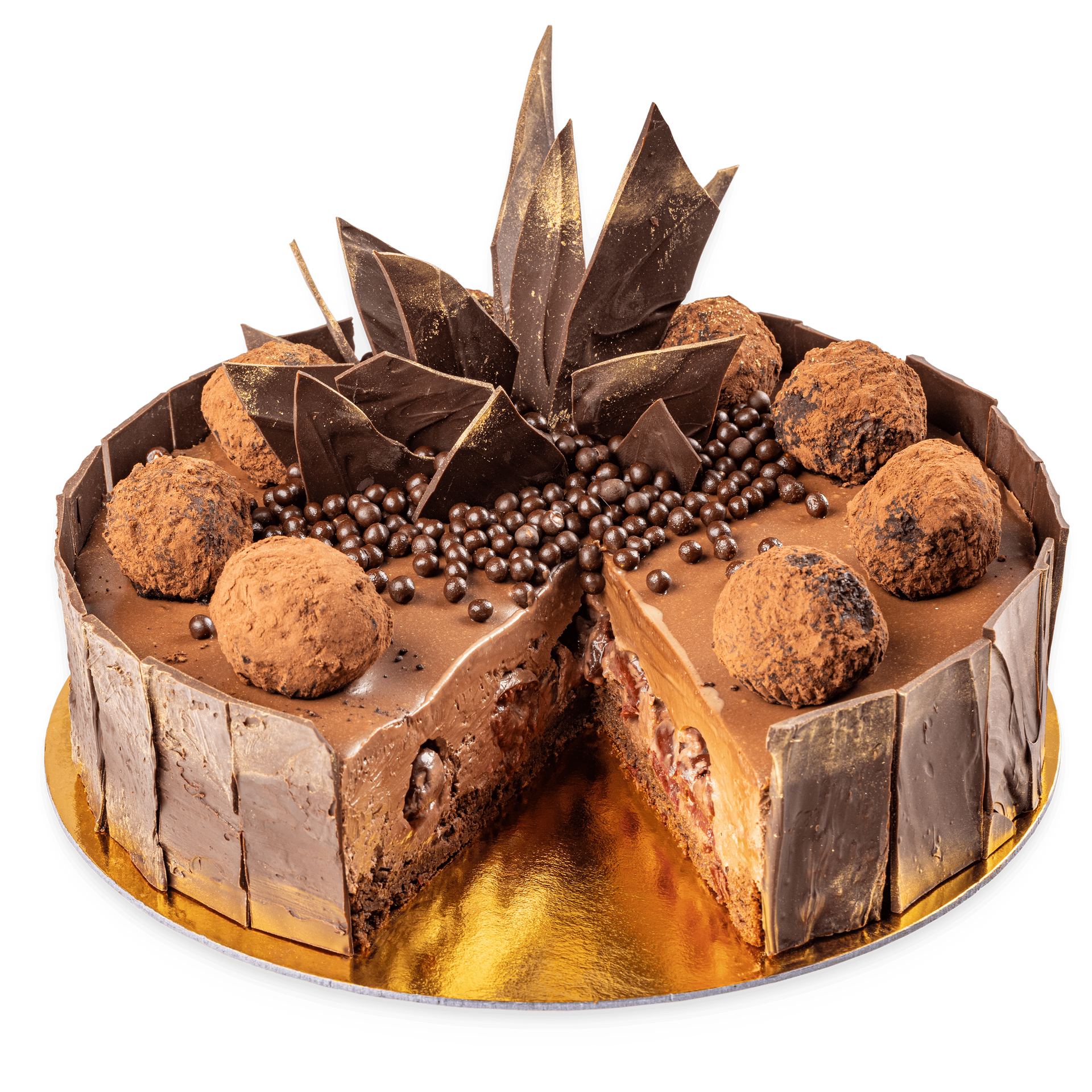 Gâteau au chocolat de pâtisserie avec du chocolat sous plusieurs formes : biscuit au chocolat, mousse au chocolat, cœur au chocolat, truffes au chocolat, billes de chocolat, éclats de chocolat et fines plaques de chocolat.