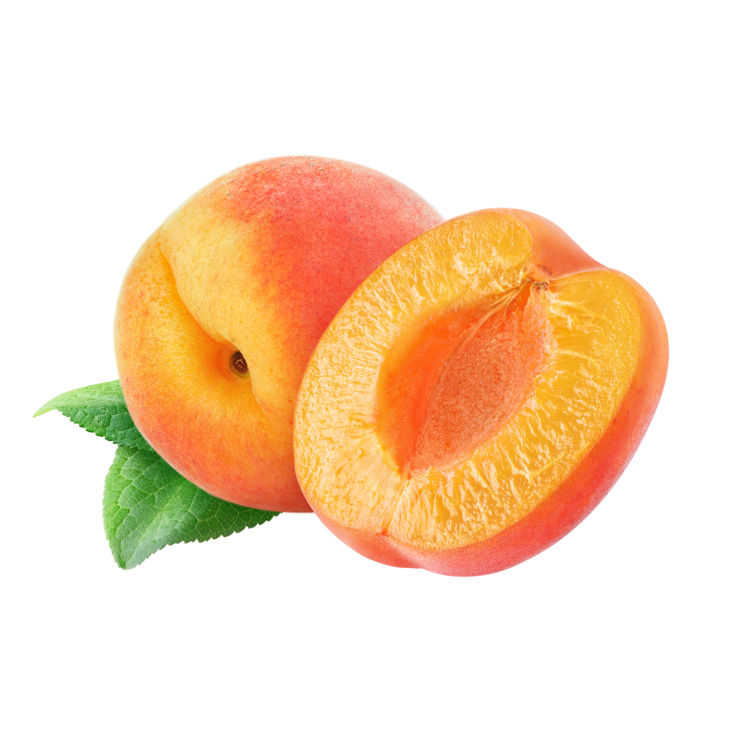 Un abricot entier, jaune orangé, à côté d'un abricot coupé en deux avec ses feuilles, isolé sur fond blanc.