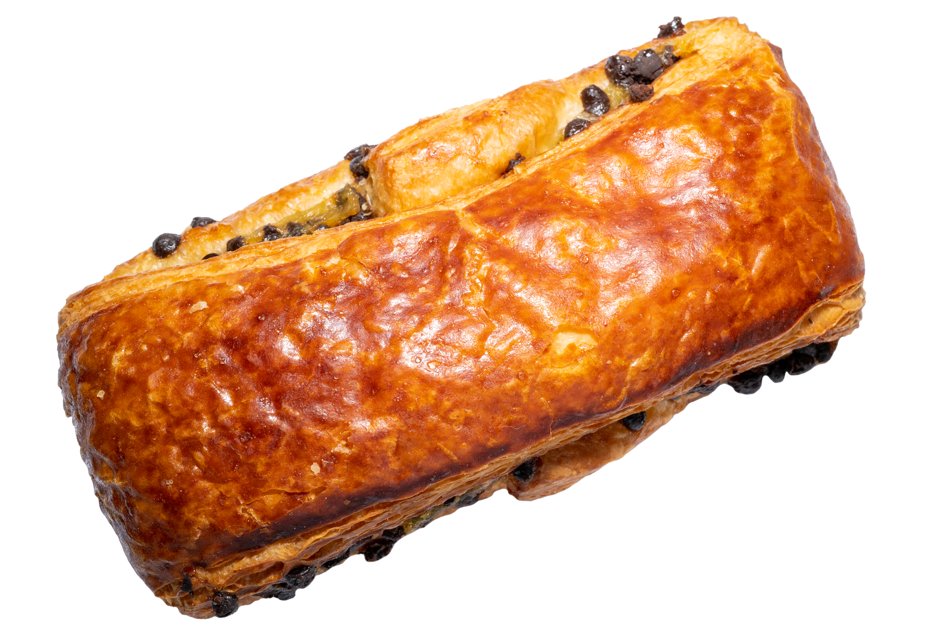 Un pain suisse doré aux pépites de chocolat, avec des couches feuilletées bien visibles, sur un fond blanc.