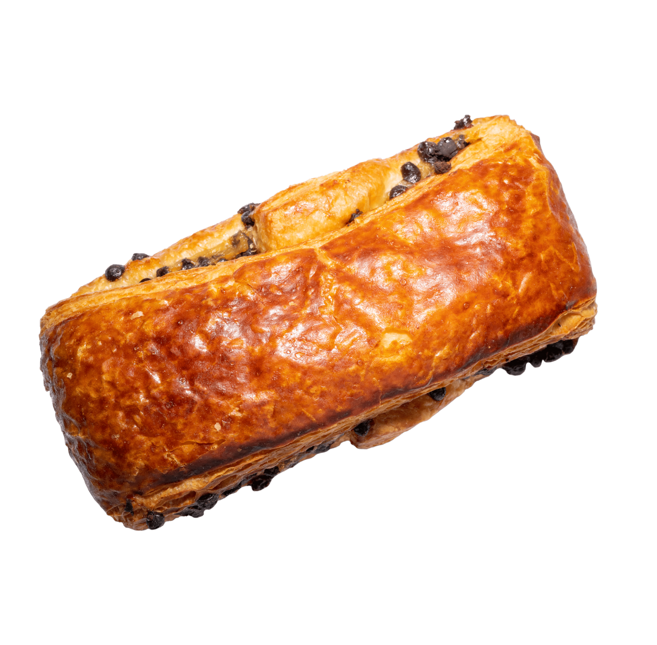 Un pain suisse doré avec des pépites de chocolat qui dépassent, sur fond blanc