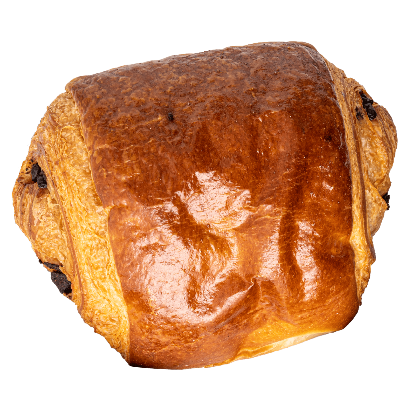 Un pain au chocolat doré, parsemé de morceaux de chocolat noir, se détache sur un fond blanc uni.