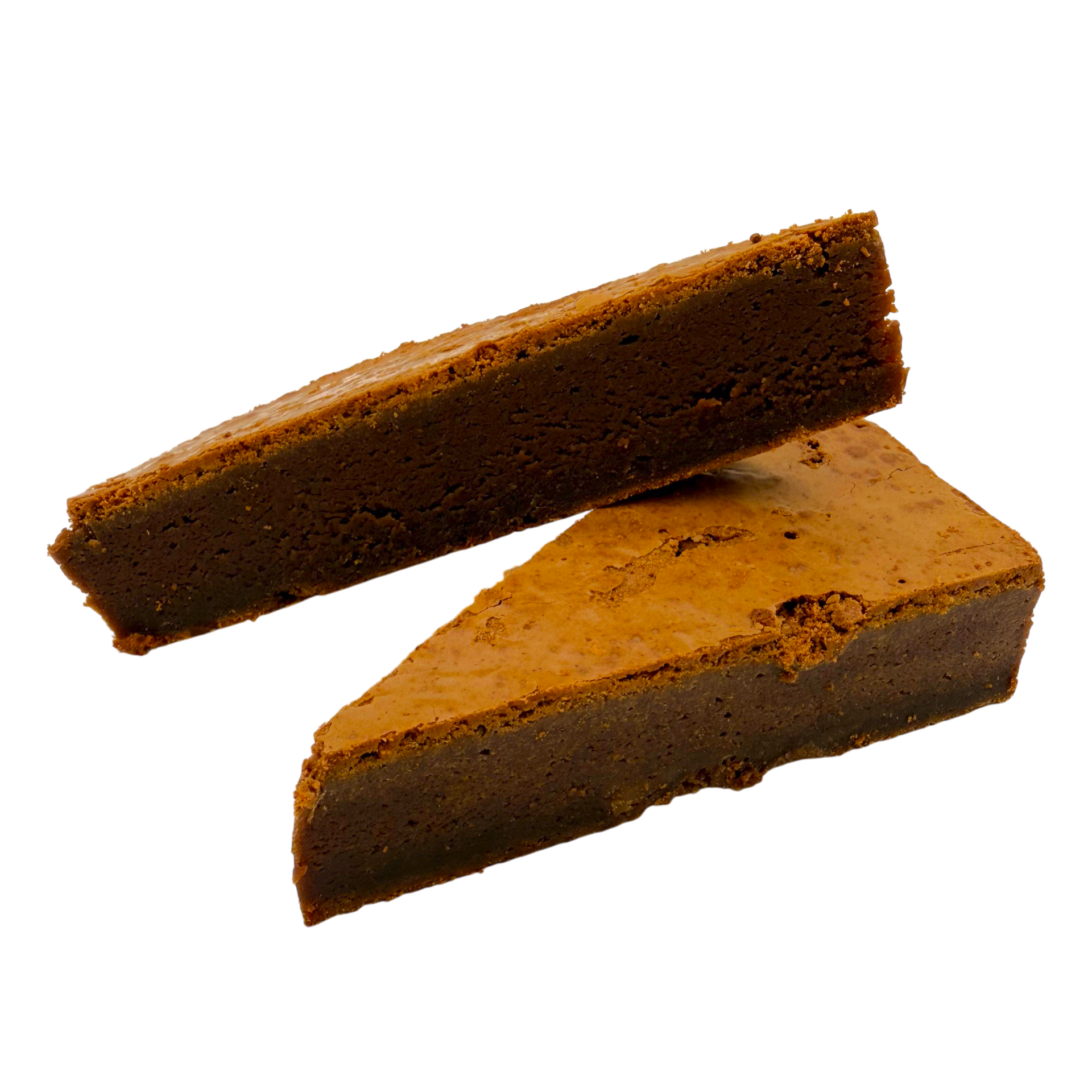 Un brownie carré au chocolat, à la croûte supérieure craquelée et brillante, sur fond blanc uni.