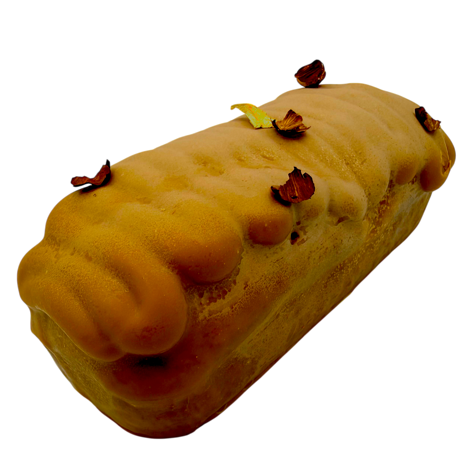 Un cake aux bananes sur fond blanc, avec des tranches garnies de rondelles de banane fraîche.