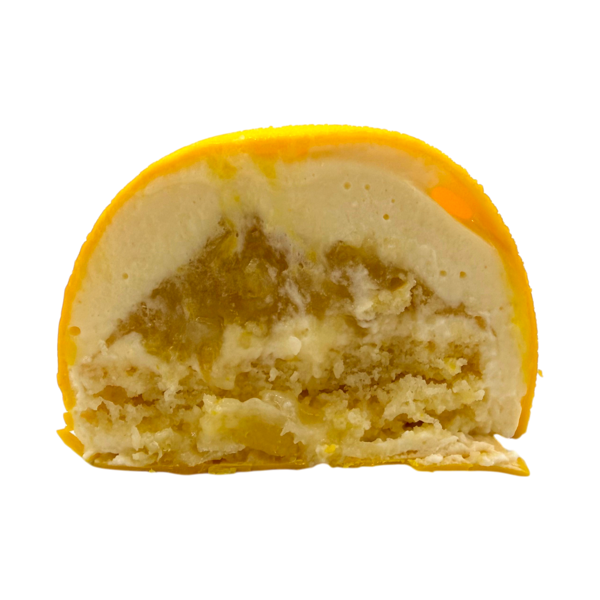 Une coupe transversale d'un trompe-l'œil de citron : dôme glacé en jaune avec de la crème, une garniture aux agrumes et une base de génoise.