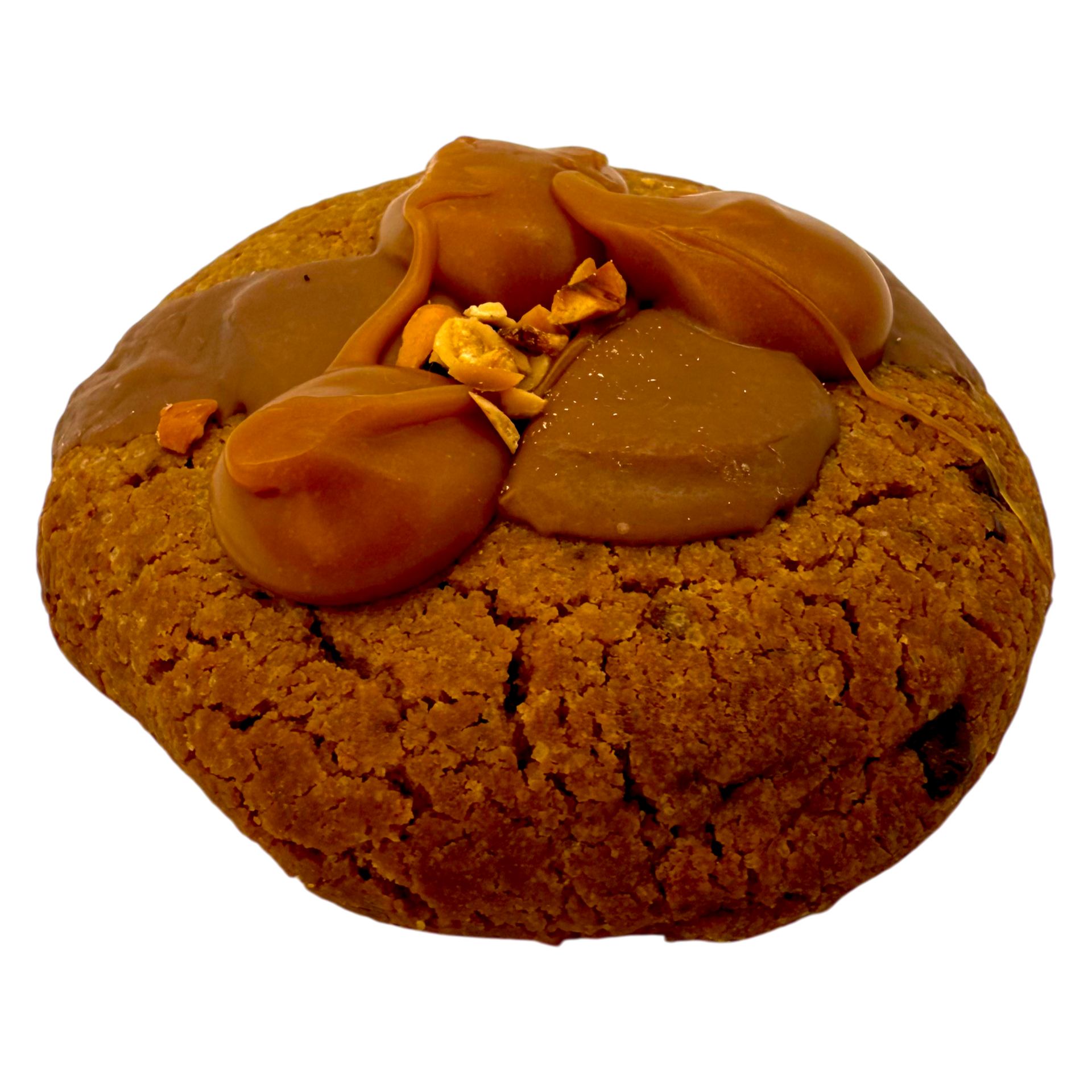 Un cookie rond, doré et croustillant aux pépites de chocolat, avec des morceaux de chocolat fondu visibles, sur fond blanc.