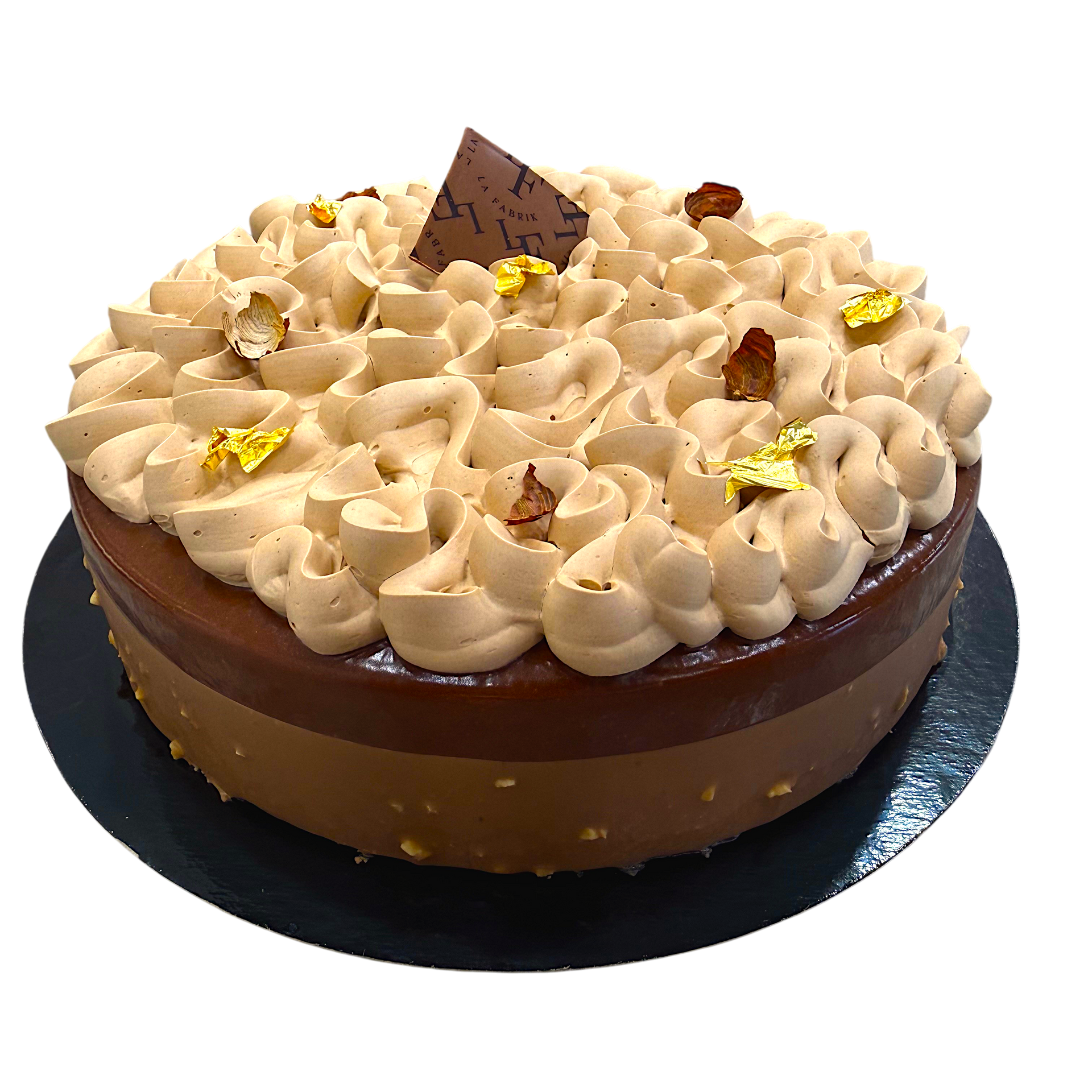 Gâteau au chocolat de pâtisserie avec du chocolat sous plusieurs formes : biscuit au chocolat, mousse au chocolat, cœur au chocolat, truffes au chocolat, billes de chocolat, éclats de chocolat et fines plaques de chocolat.