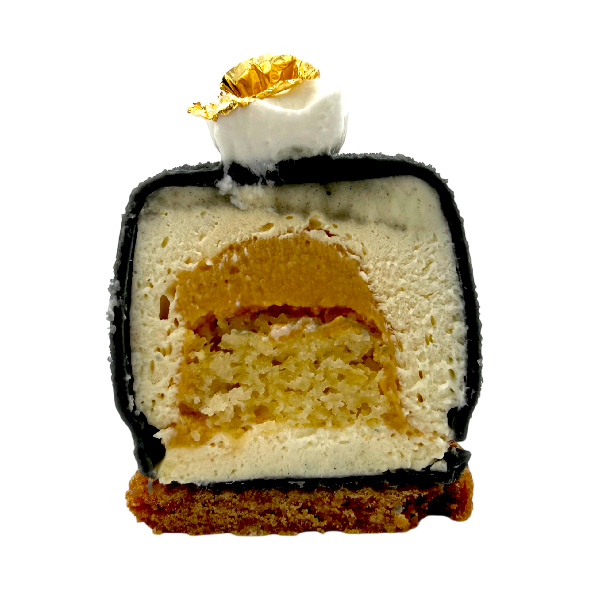 Coupe transversale d'un gâteau avec une mousse à la vanille et d'un cœur caramel, décoré de feuilles d'or et posé sur un fond de biscuit.