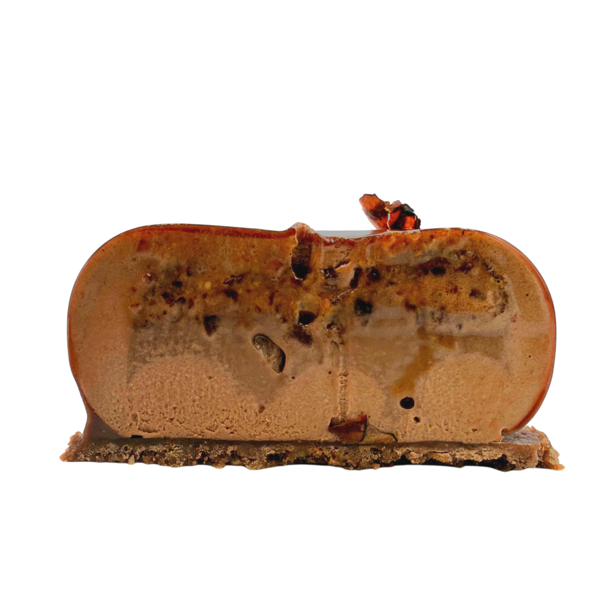 Une coupe transversale d'un dessert au chocolat à plusieurs couches, révélant un cœur de mousse onctueuse, une couche texturée de noix et une base croustillante.