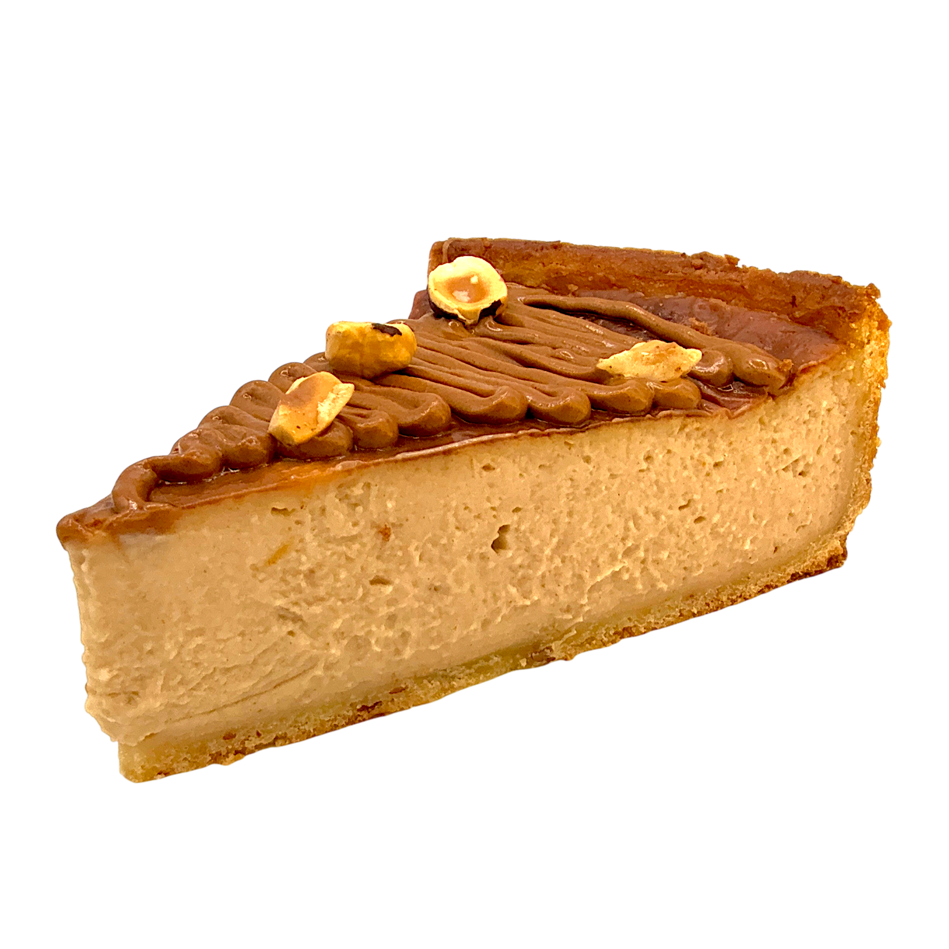 Une part de flan à la vanille, avec une croûte fine et caramélisée, sur fond blanc.