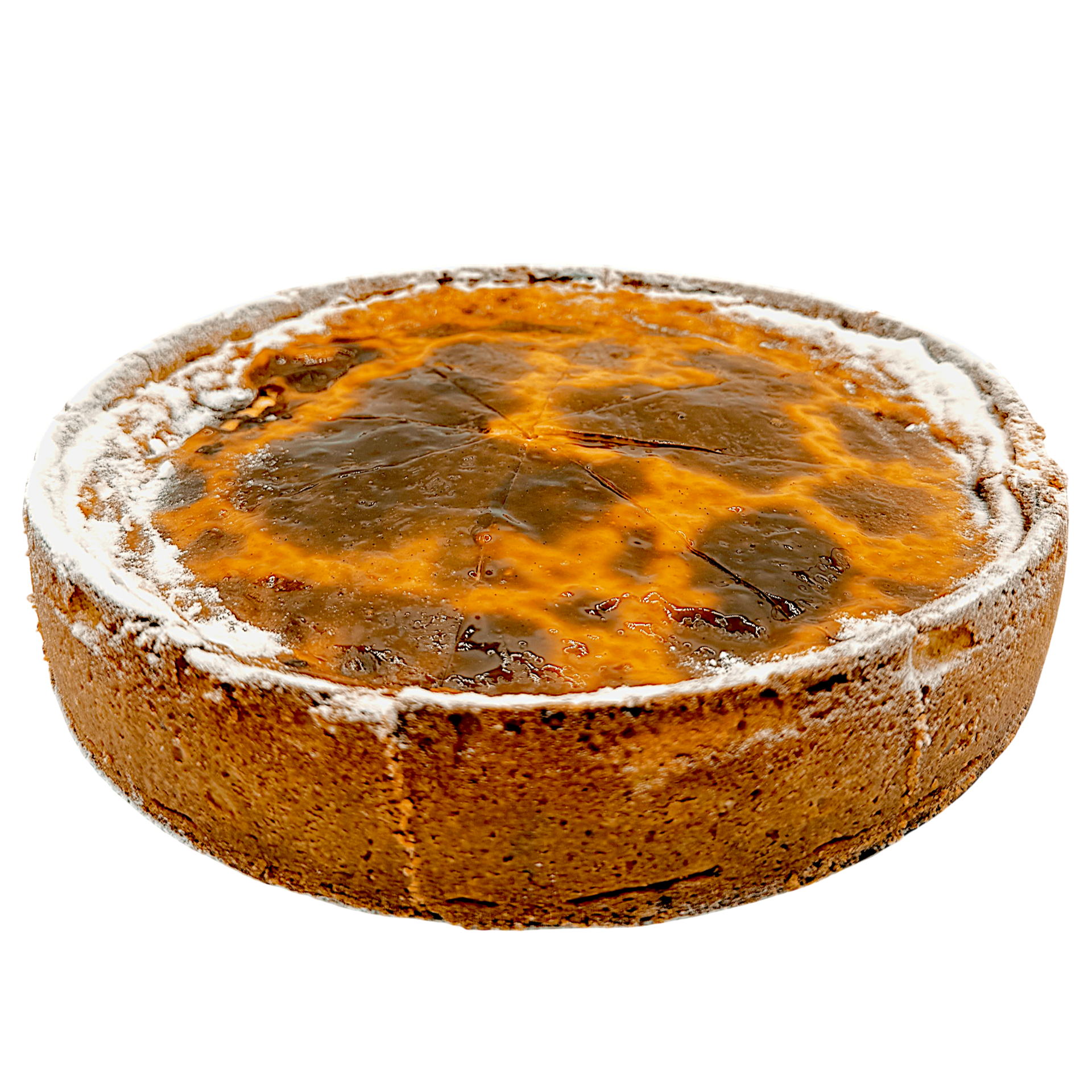 Une part de flan à la vanille, avec une croûte fine et caramélisée, sur fond blanc.