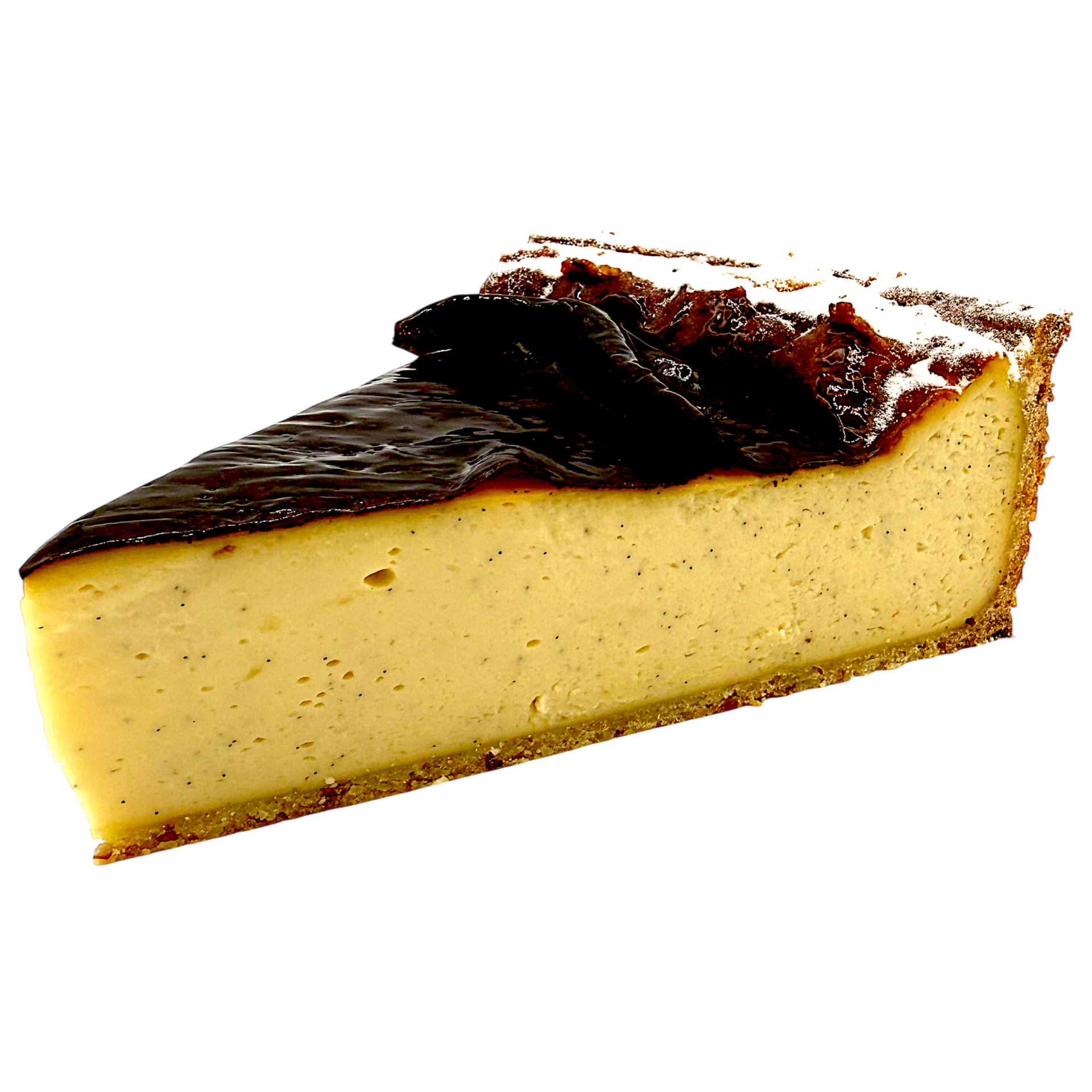 Une part de flan à la vanille, avec une croûte fine et caramélisée, sur fond blanc.