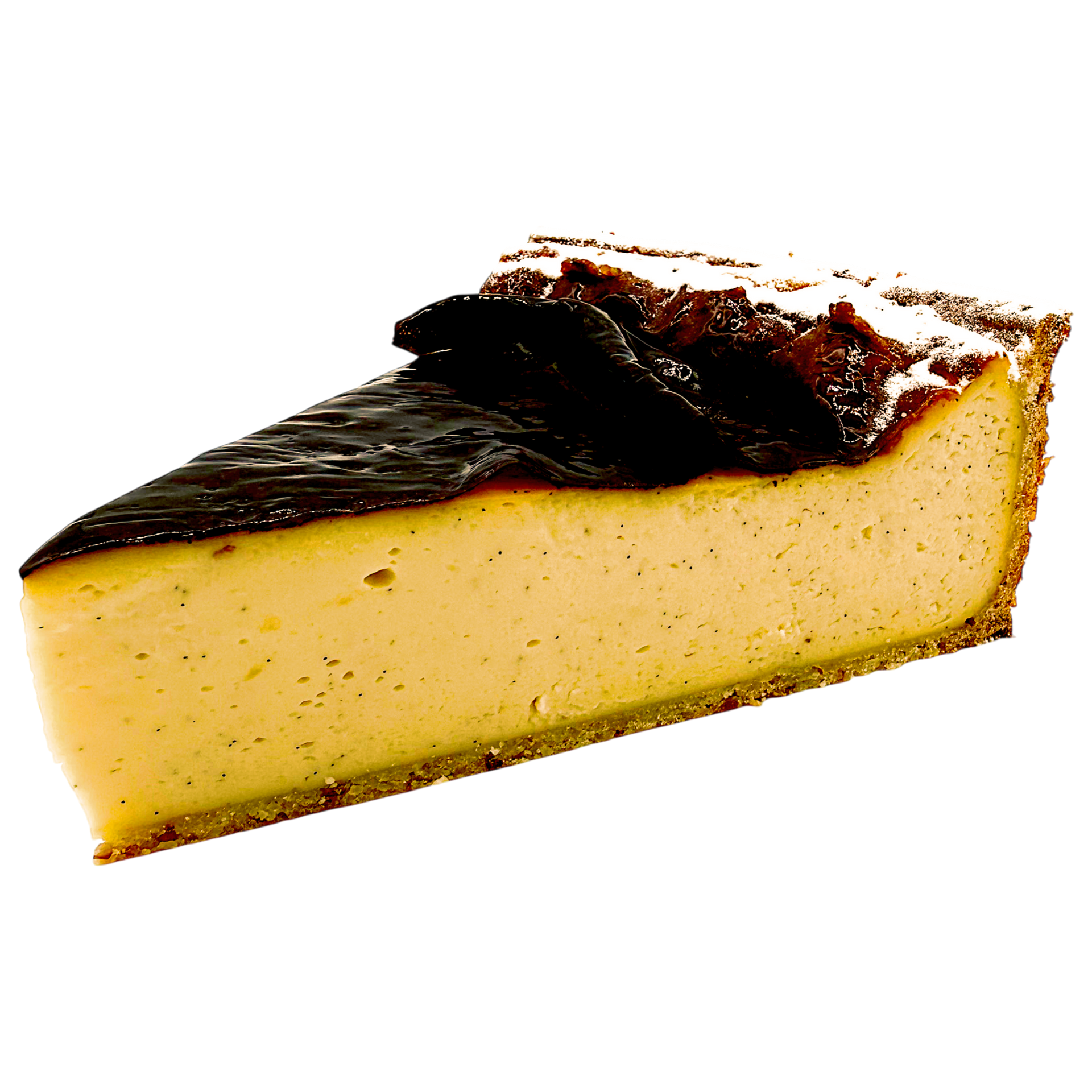 Une part de flan avec une croûte fine et caramélisée, sur fond blanc.