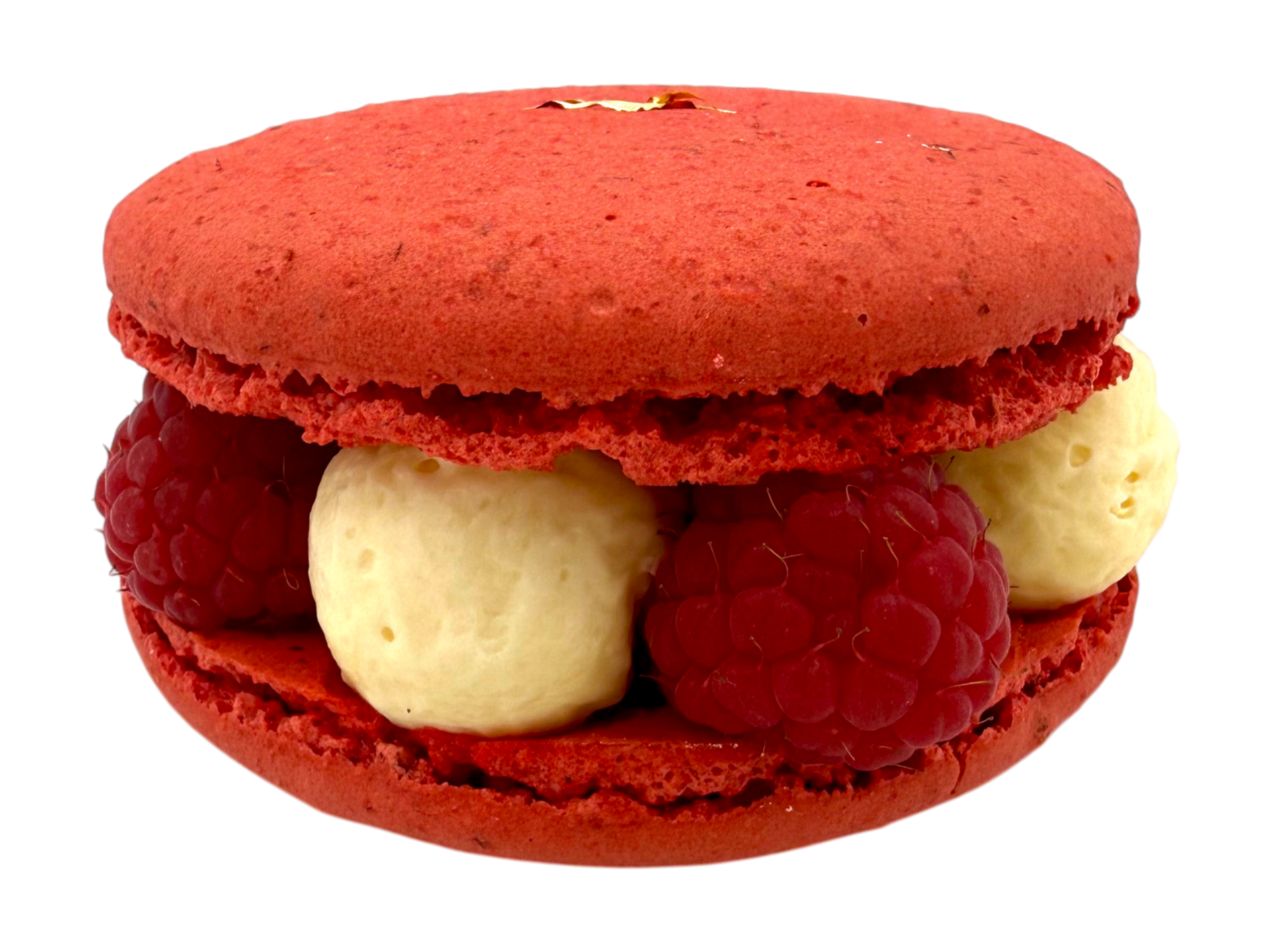 Un macaron à la framboise avec une coque rouge, une garniture crémeuse et des framboises fraîches, sur fond blanc uni.