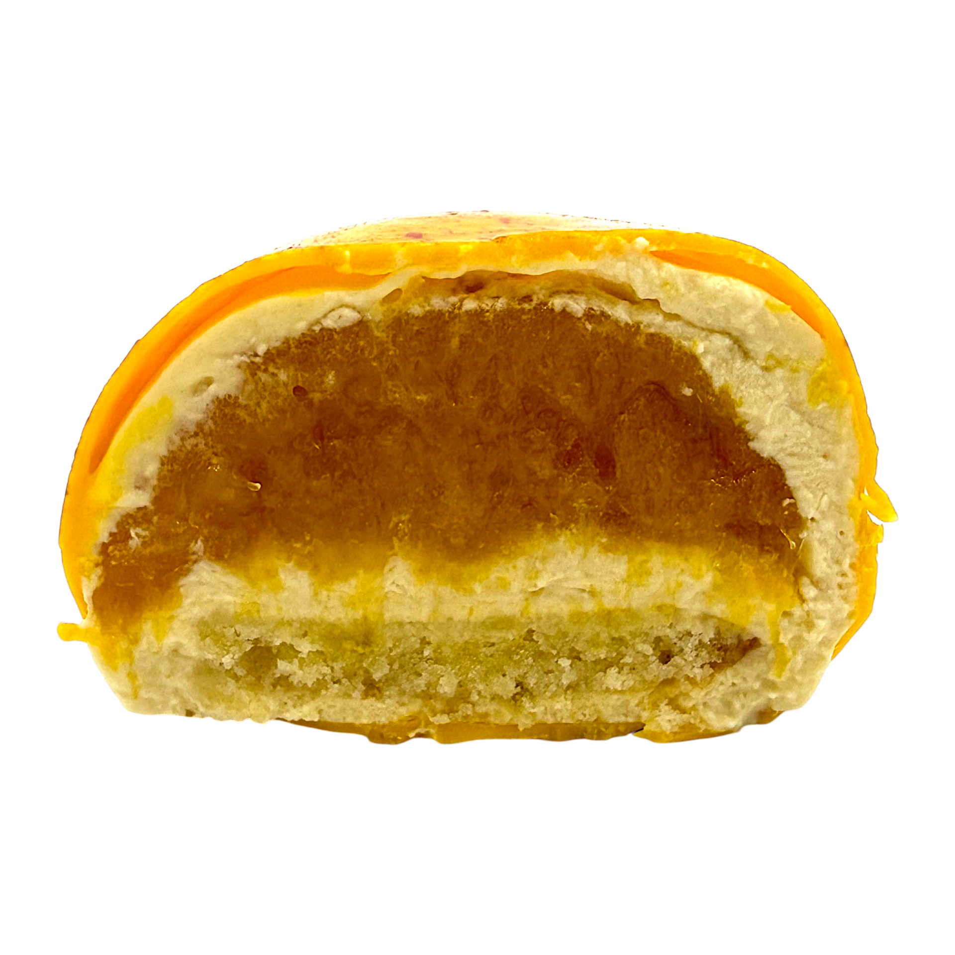 Coupe transversale d'un citron en trompe-l'œil glacé jaune, révélant un cœur fondant à la confiture sur une base de gâteau léger.