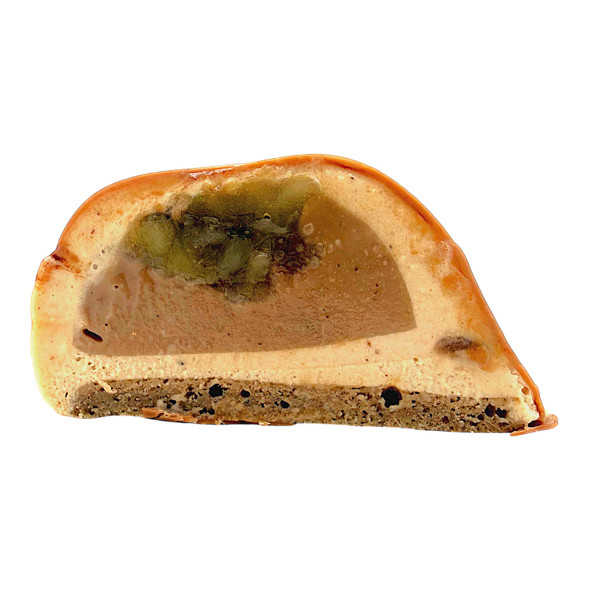 Marron en trompe-l'œil coupé en deux, composé d'une base de gâteau brun, d'une couche de mousse crémeuse beige clair et d'un centre brun foncé avec des morceaux de fruits verts.