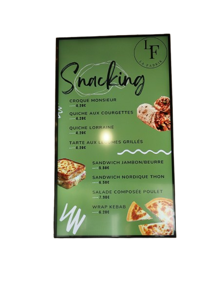 Un panneau vert intitulé Snacking affiche une liste de plats et leurs prix, accompagnés d'illustrations.