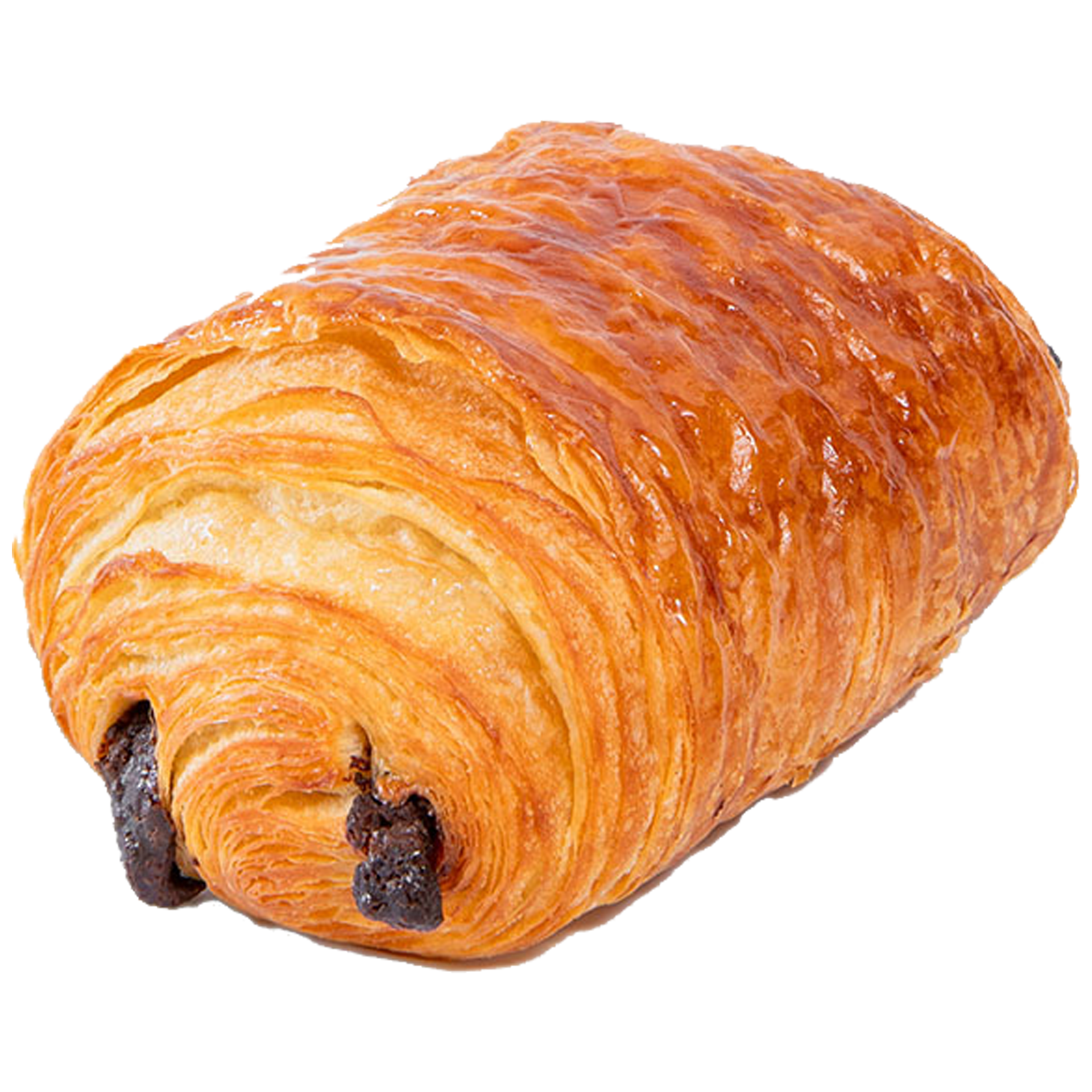 Un pain au chocolat doré, parsemé de morceaux de chocolat noir, se détache sur un fond blanc uni.