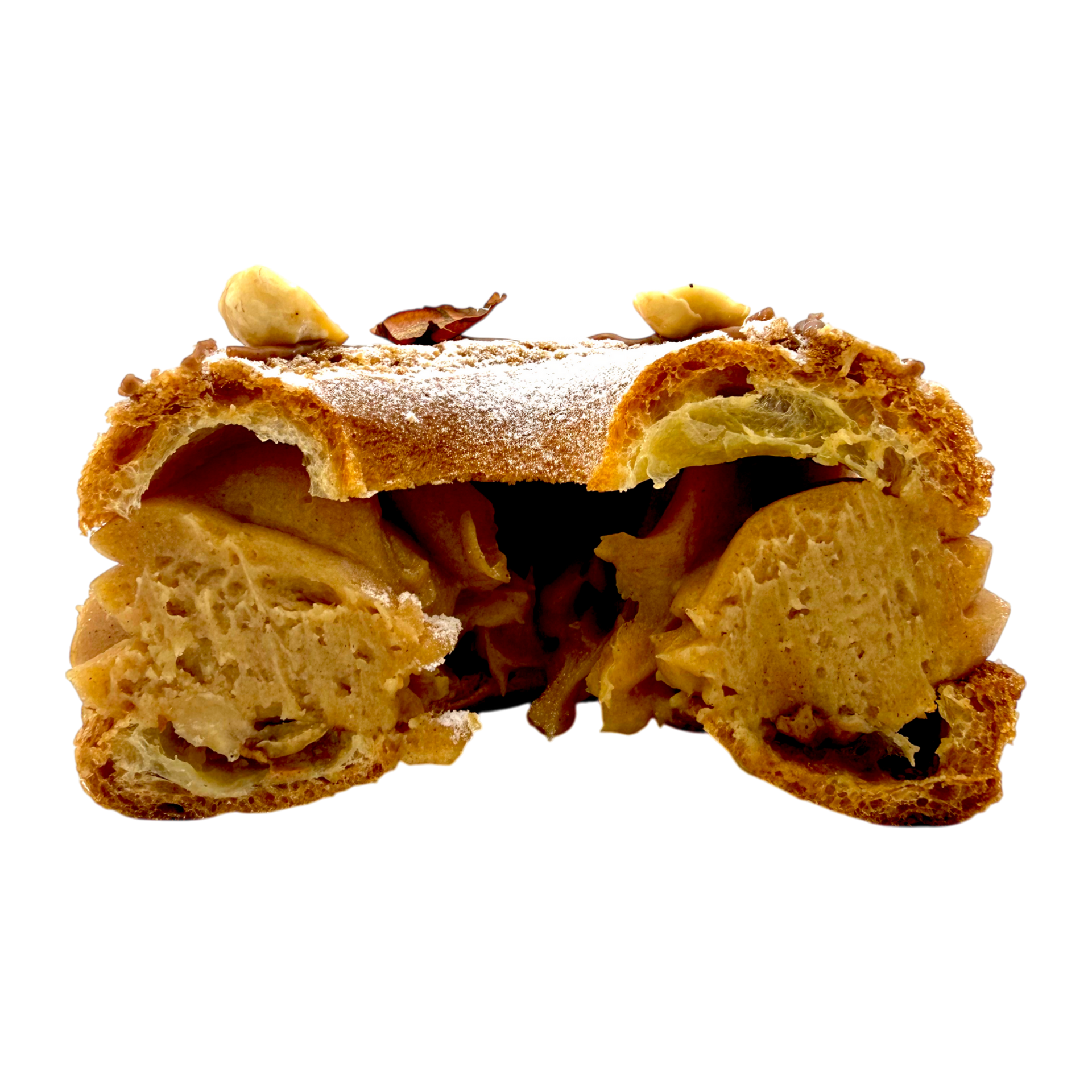 Une coupe transversale d'un paris-brest, fourrée de crème de noisette, garnie de noisettes hachées et de sucre glace.