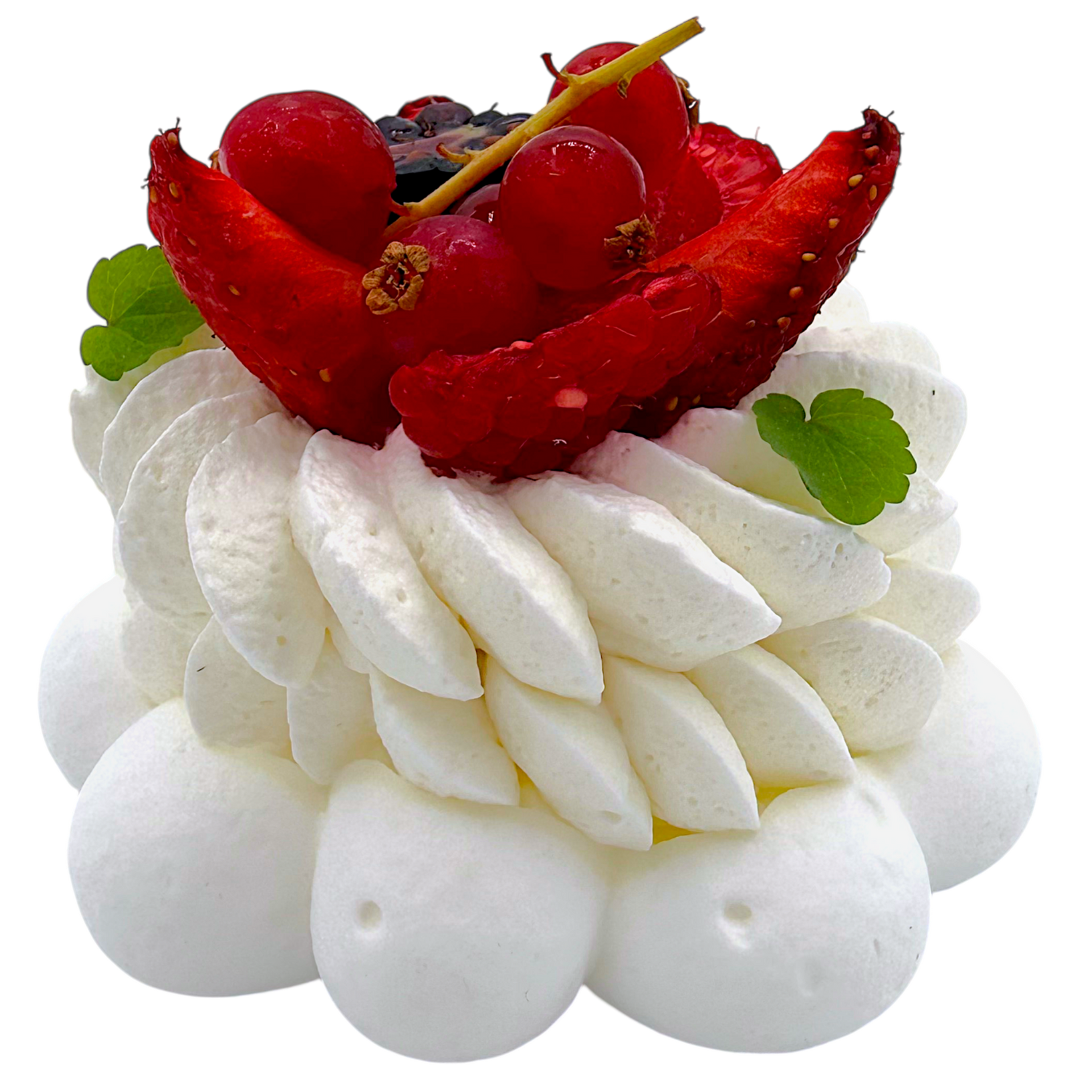 Une pavlova à la meringue dressée à la poche à douille, garnie de fraises rouges fraîches, de groseilles et de petites feuilles vertes.