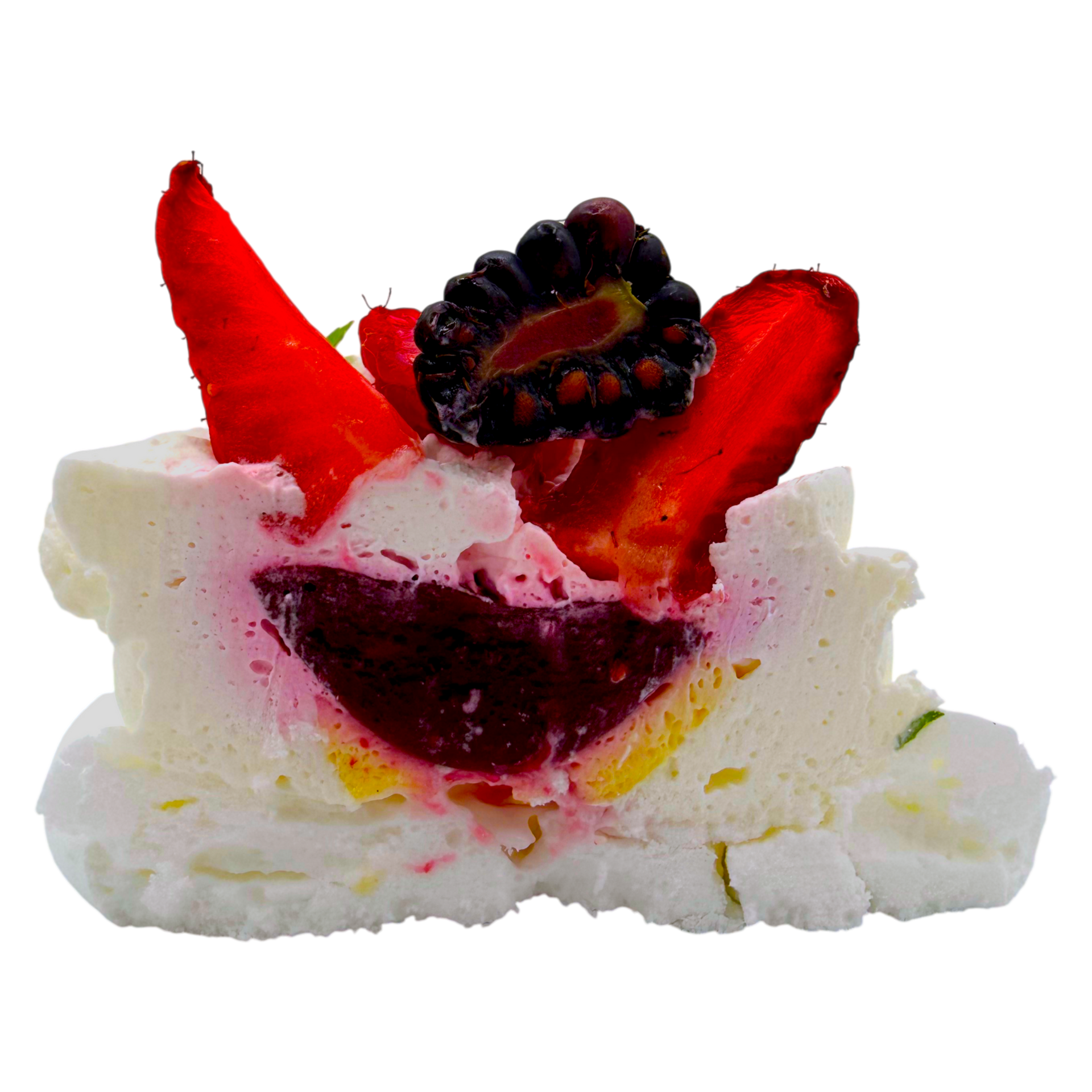 Une pavlova garnie de fraises fraîches et d'une mûre, avec un cœur de fruits rouges visible à l'intérieur.
