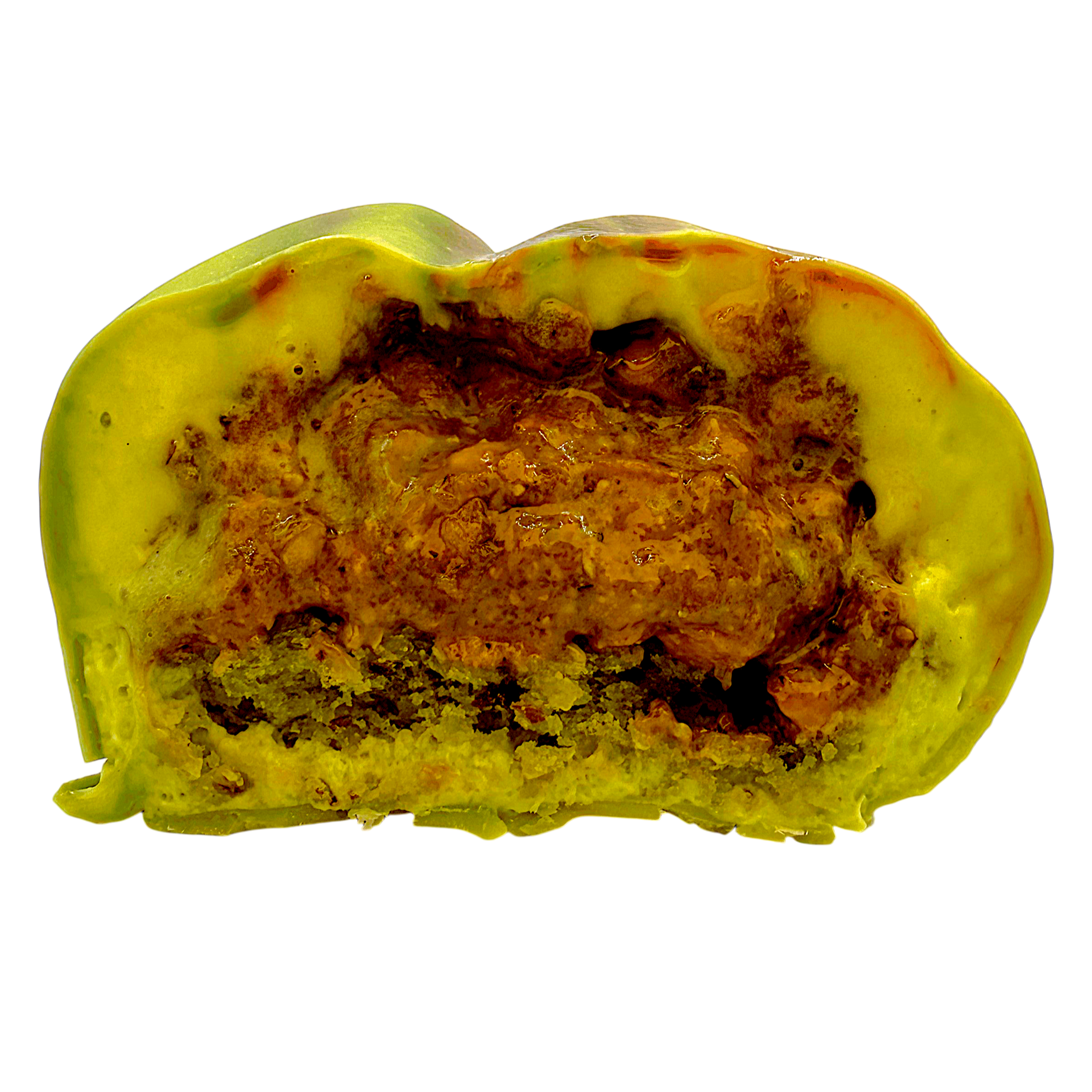 Marron en trompe-l'œil coupé en deux, composé d'une base de gâteau brun, d'une couche de mousse crémeuse beige clair et d'un centre brun foncé avec des morceaux de fruits verts.