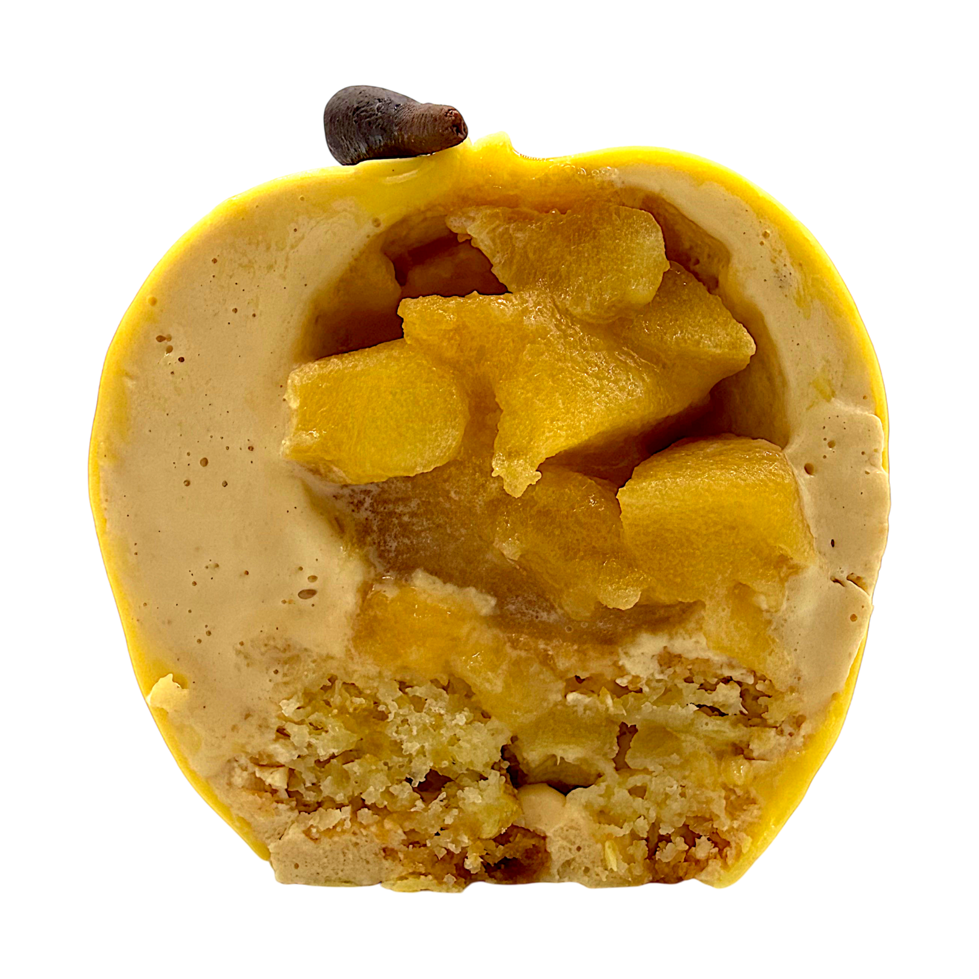 Coupe transversale d'une pomme golden en trompe-l'œil, montrant une base de gâteau texturée, une couche de mousse crémeuse et des morceaux de fruits.