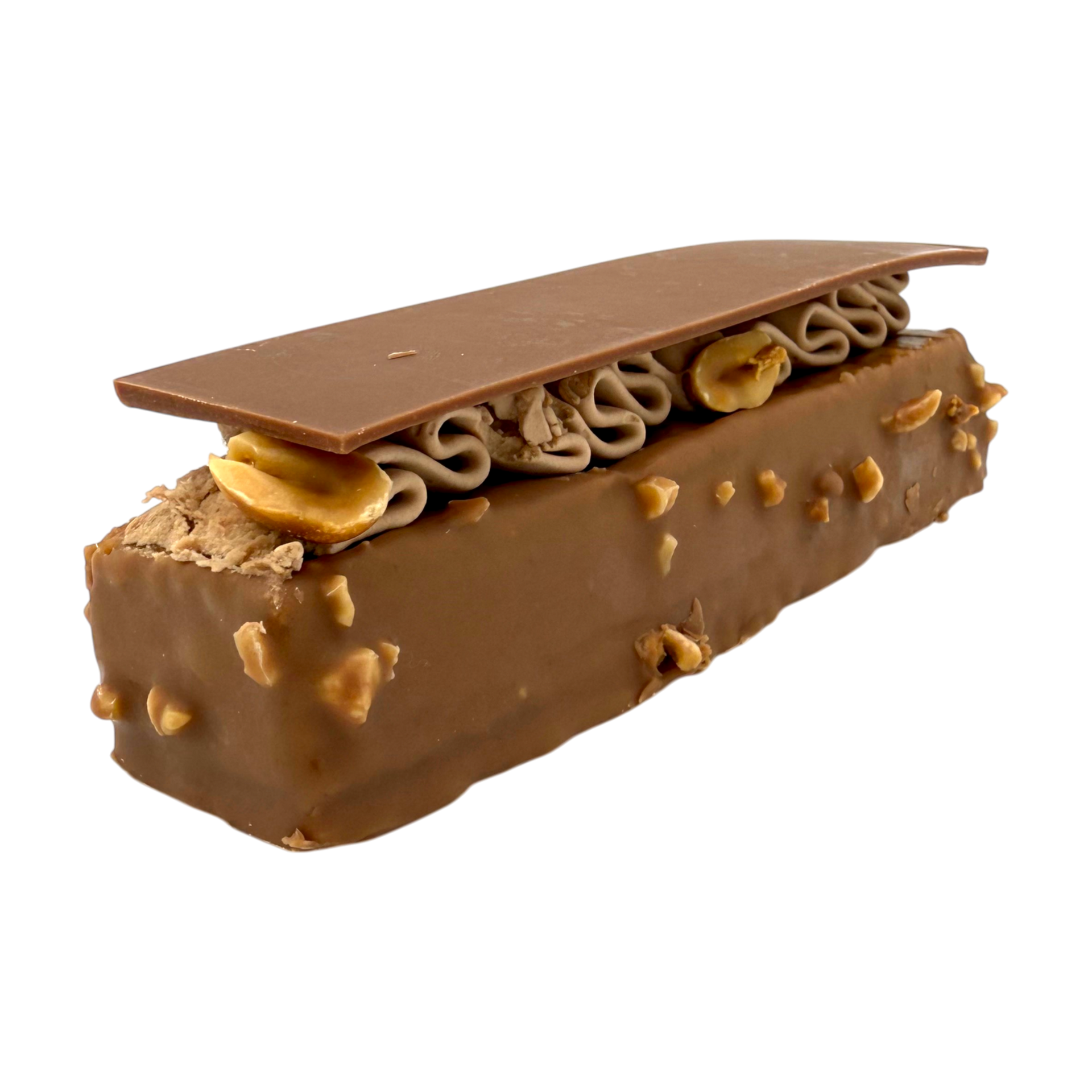 Une barre de chocolat rectangulaire enrobée de cacahuètes hachées, garnie d'une crème fouettée et d'une fine plaque de chocolat.
