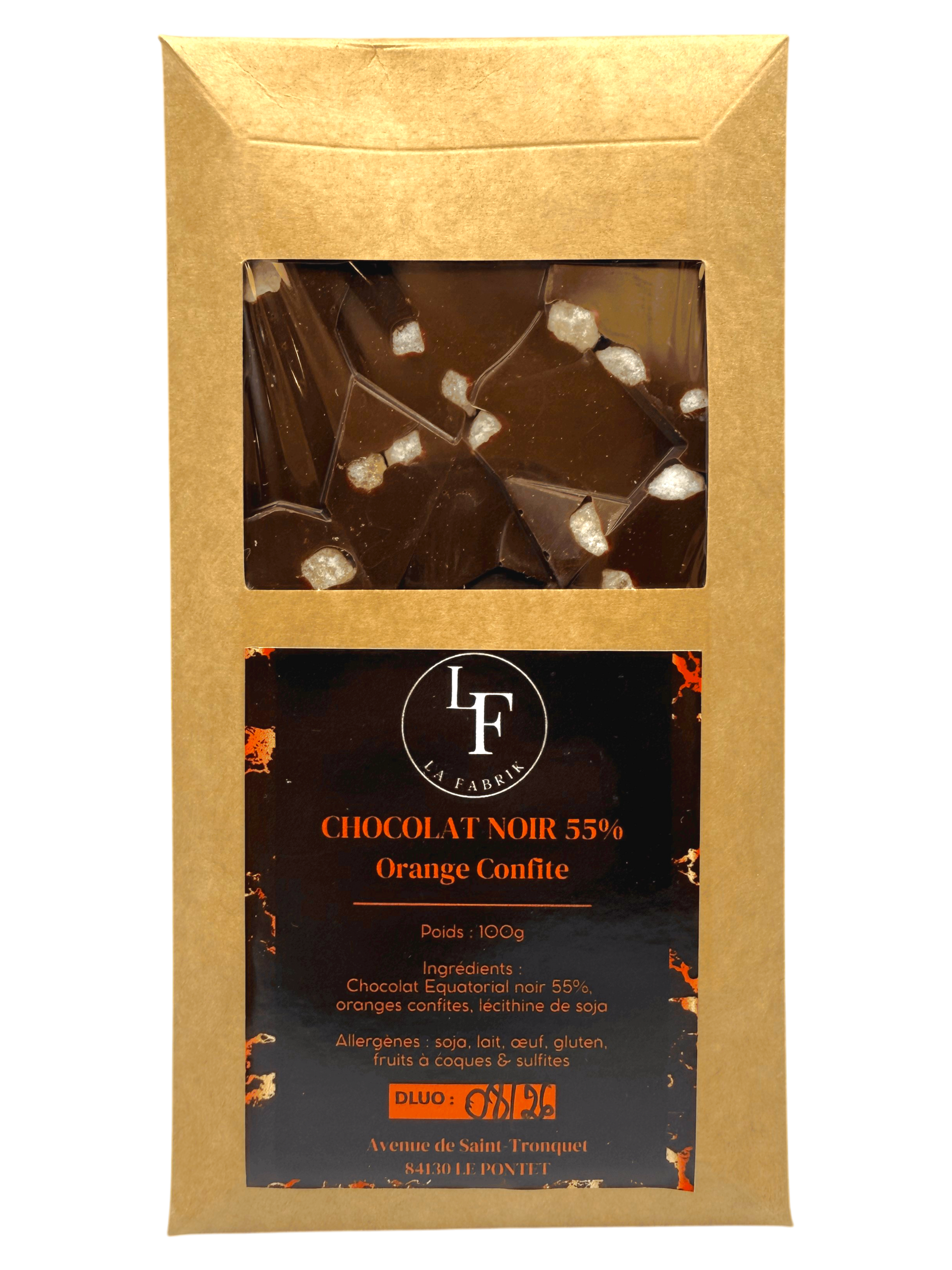 Une tablette de chocolat noir partiellement déballée de son papier doré, avec plusieurs morceaux brisés éparpillés en dessous.