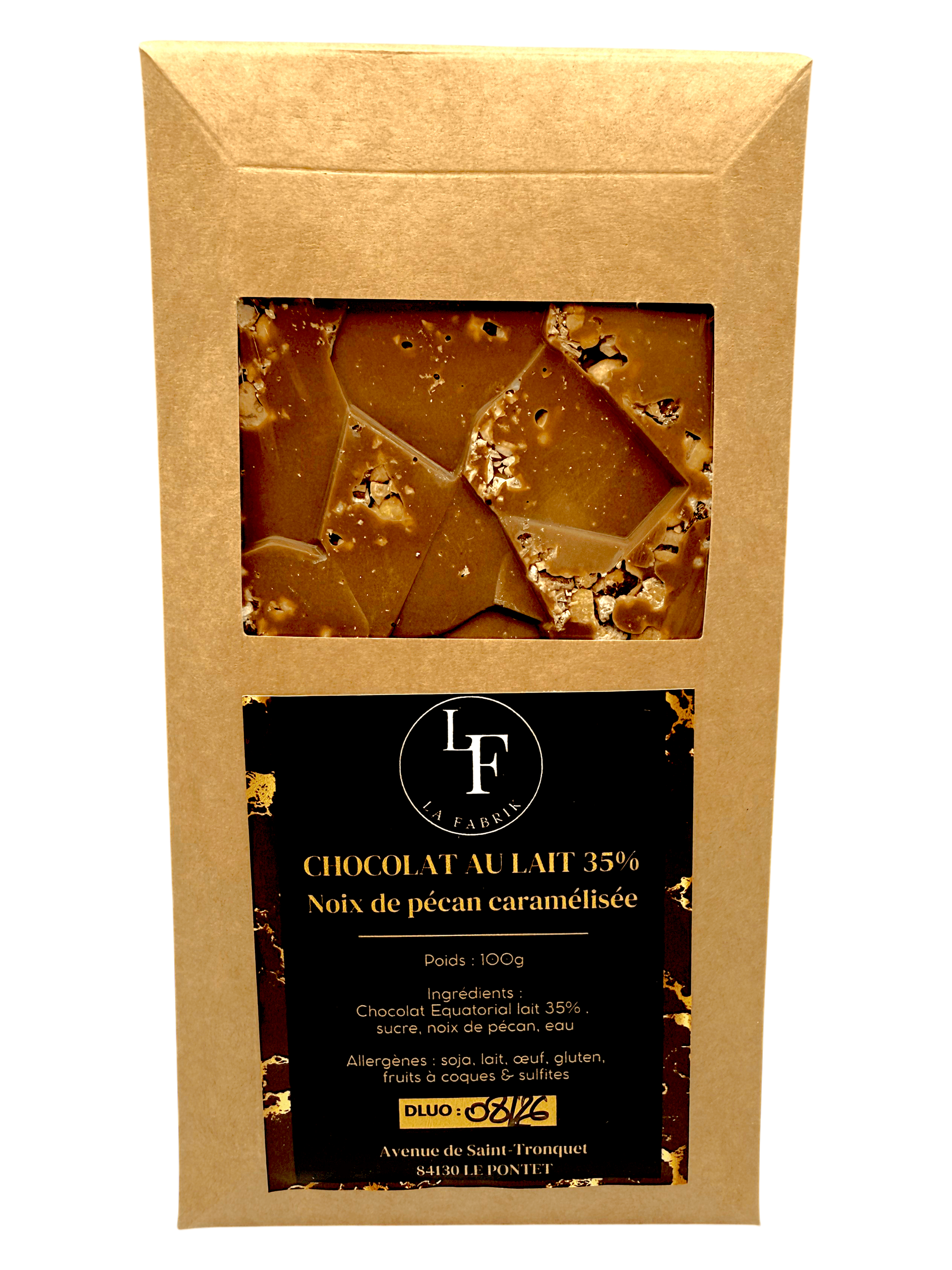 Une tablette de chocolat noir partiellement déballée de son papier doré, avec plusieurs morceaux brisés éparpillés en dessous.
